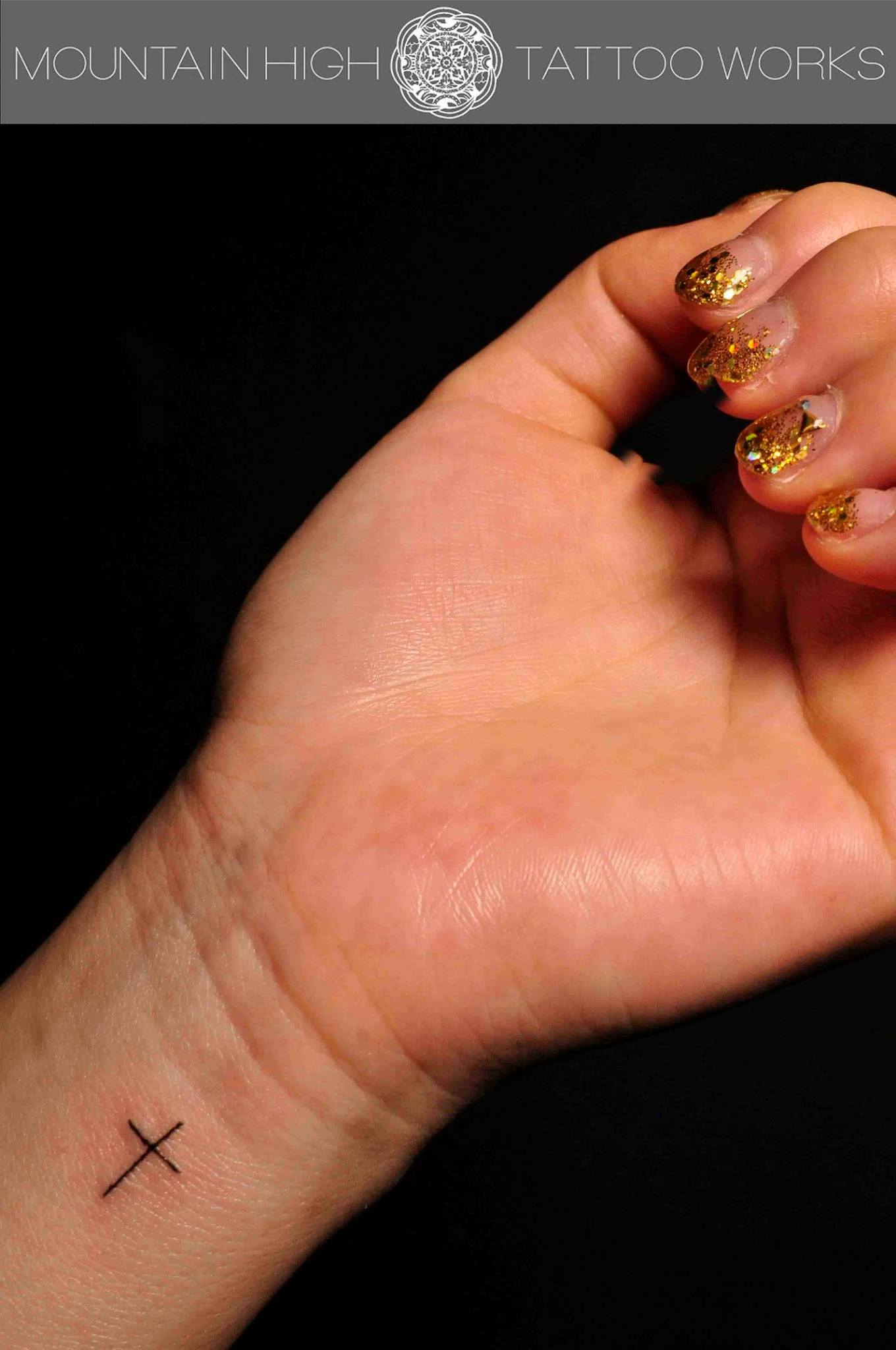 カソリック信者の方の十字架のプチタトゥー 札幌のタトゥースタジオ Mountain High Tattoo Works作品集