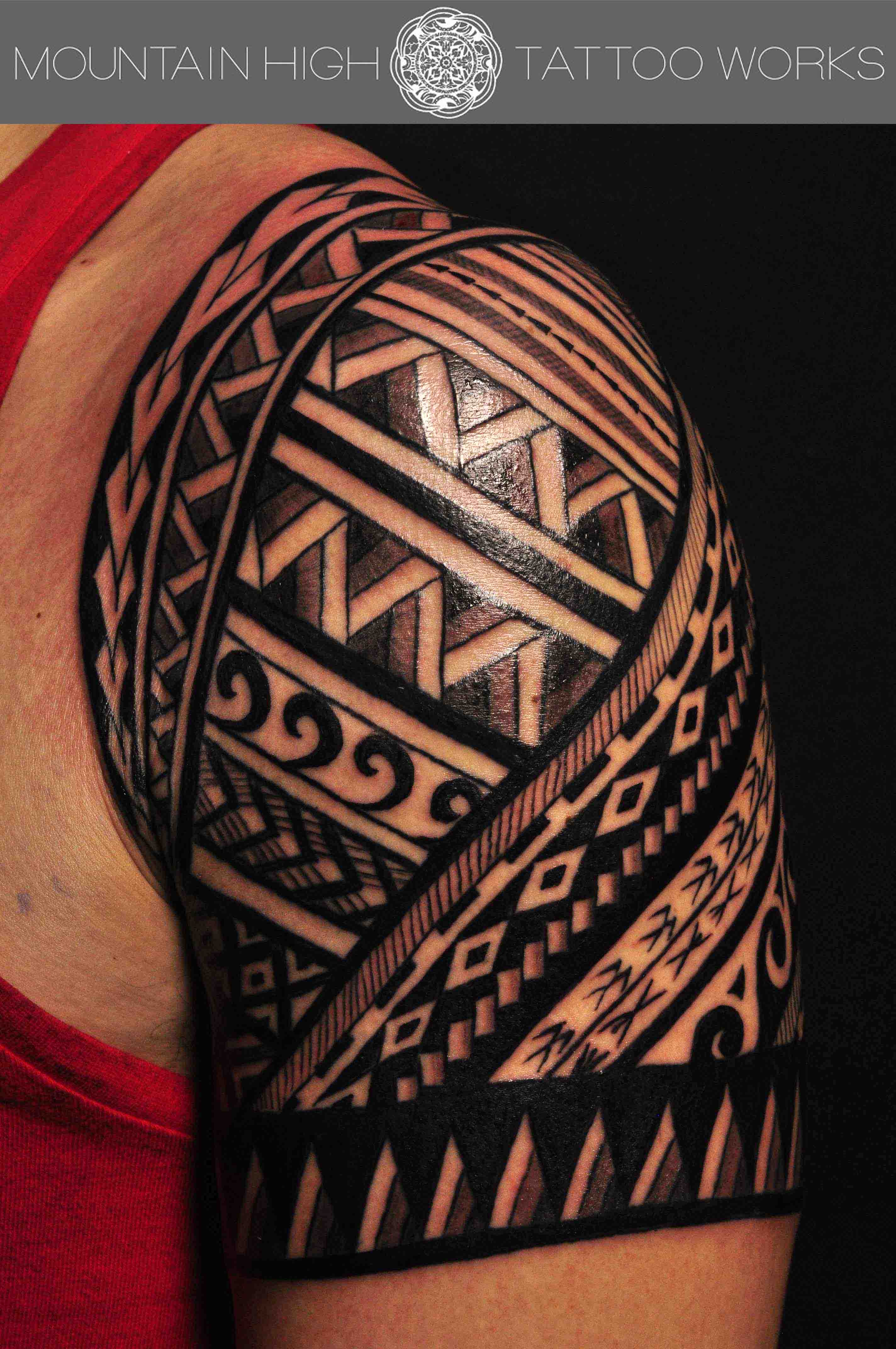 筋肉のラインに沿ったトライバルタトゥー | 札幌のタトゥースタジオ