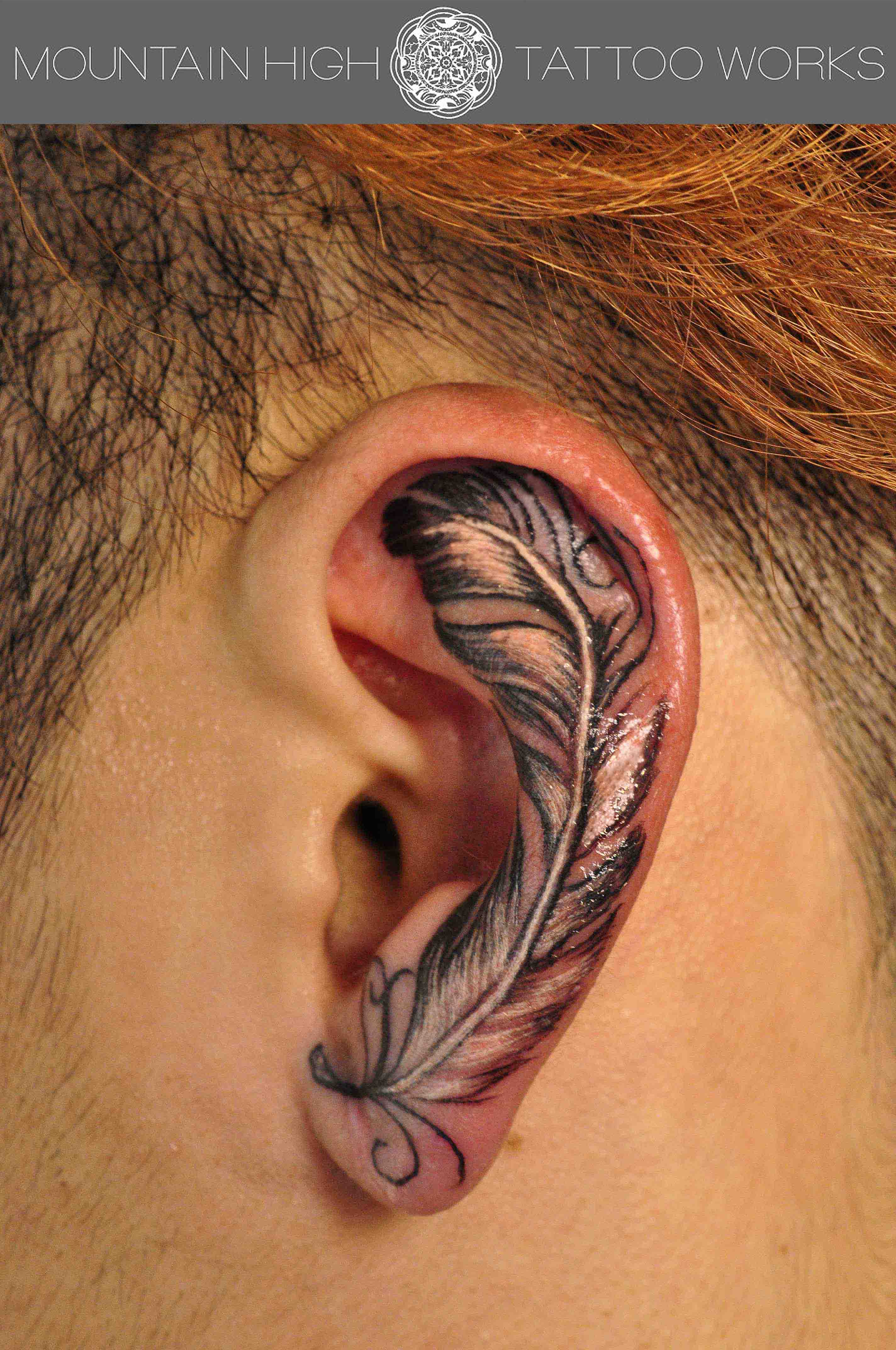 耳たぶに羽根 フェザー のタトゥー 札幌のタトゥースタジオ Mountain High Tattoo Works作品集