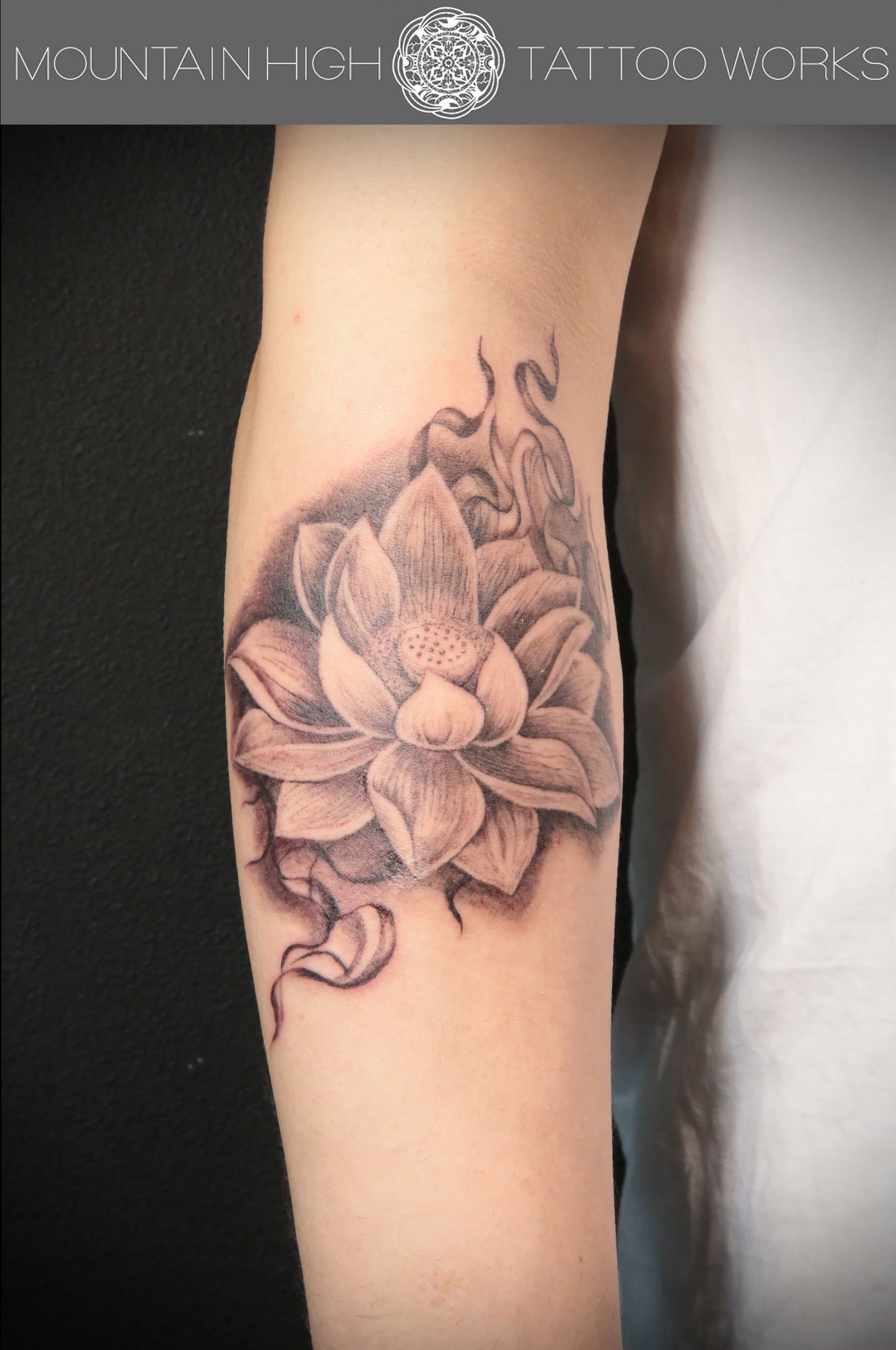 蓮の花のタトゥー 札幌のタトゥースタジオ Mountain High Tattoo Works作品集