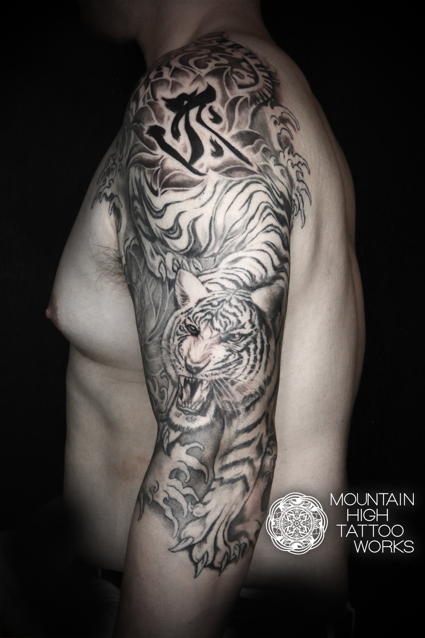 虎と梵字のタトゥー 札幌のタトゥースタジオ Mountain High Tattoo Works作品集