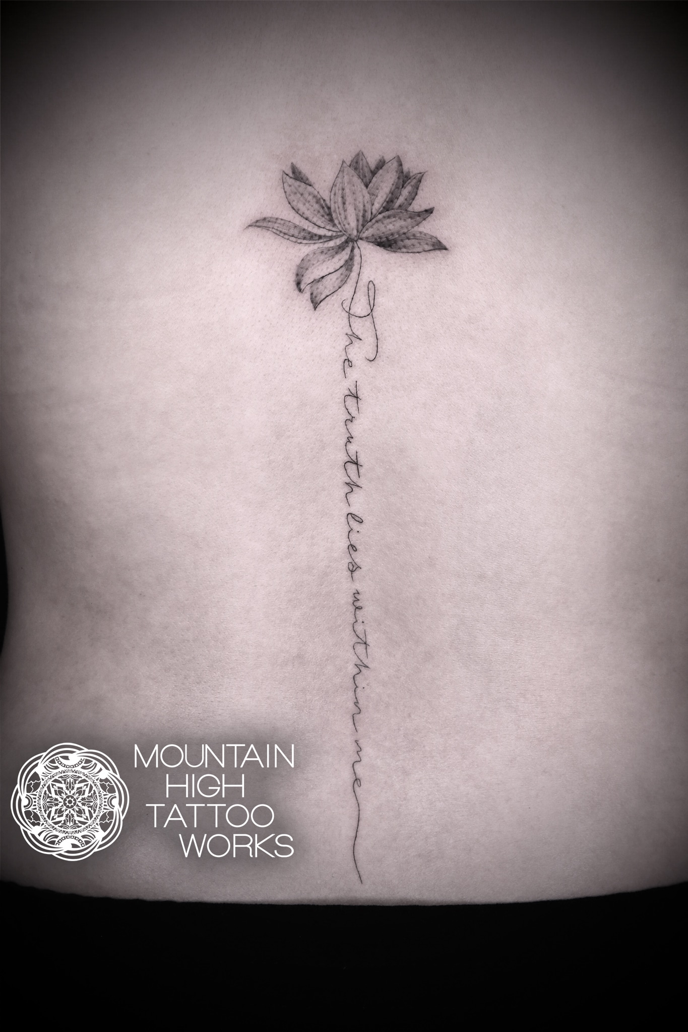 ハスの花とレタリングのタトゥー 札幌のタトゥースタジオ Mountain High Tattoo Works作品集