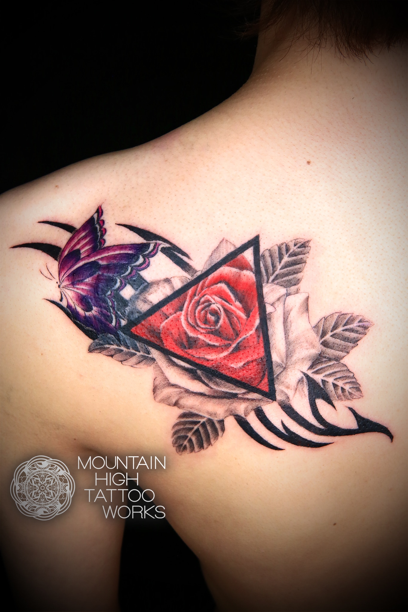 ジオメトリックとバラ 蝶のタトゥー 札幌のタトゥースタジオ Mountain High Tattoo Works作品集