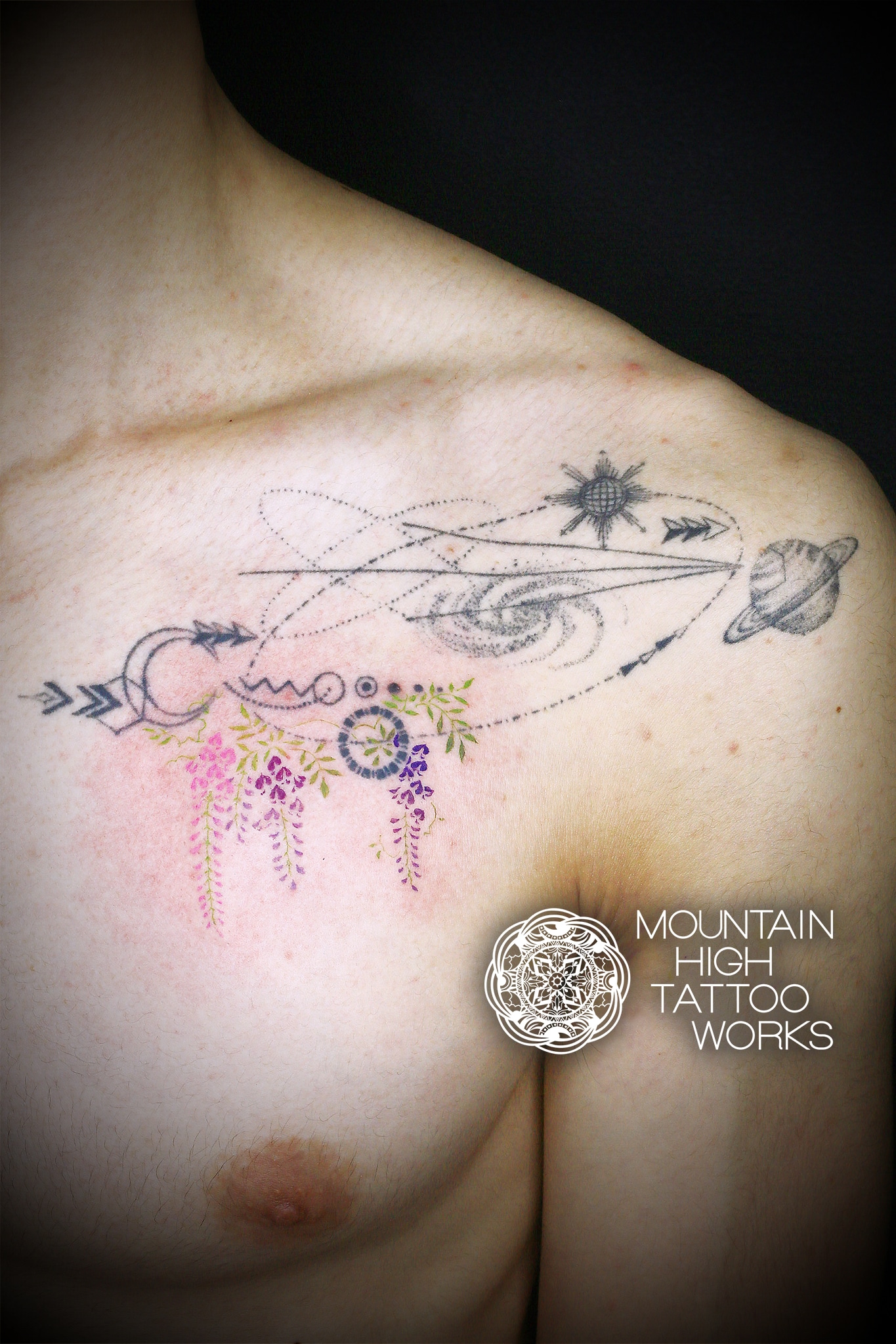宇宙のタトゥーに追加した藤の花のタトゥー 札幌のタトゥースタジオ Mountain High Tattoo Works作品集